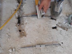 Esempio di rinforzo travi con GTS_serraggio staffe con GTS per mezzo di pompa oleodinamcia (vista estradossale)